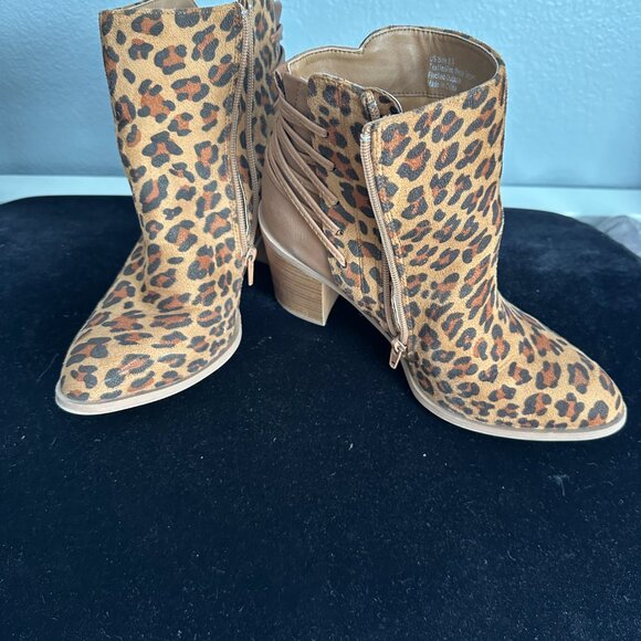 Very Volatile Flocked Leopard Ankle Boots Side Zip 3” Heel Women’s 8.5 - Picture 2 of 7